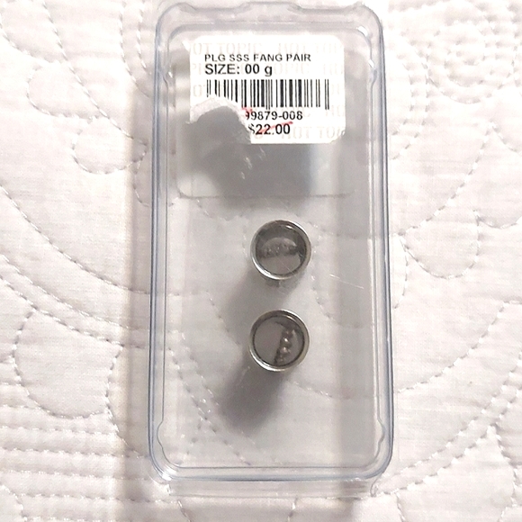 Morbid Metals Hot Topic Fangs Stretched Earlobe Jewelry NWT 00g - Picture 3 of 3